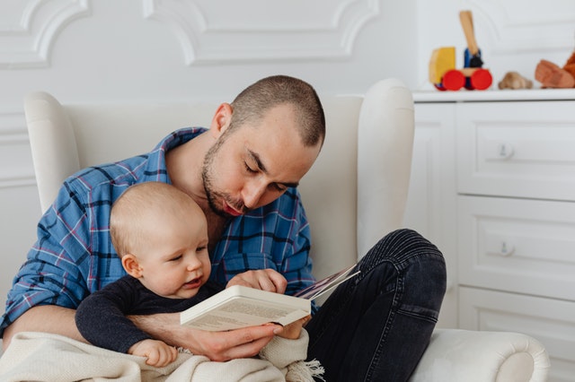 Vauvalle lukeminen
